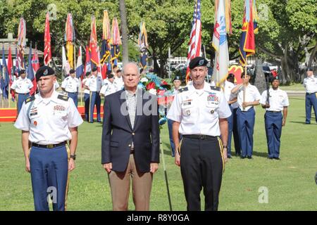 Command Sgt. Maj. Michael Speer, 3. Brigade Combat Team, 25. Inf. Div., zusammen mit pensionierten General David Bramlett, der als stellvertretender Kommandeur am 25. Inf serviert. Div., und Brig. Gen. Joel Vowell, stellvertretender kommandierender General der Operationen, 25. Inf. Div., überprüfen Sie die Truppen der Division Gedenkfeier erinnern und zu Ehren der Opfer der US-Armee Soldaten und Familien, die auf Schofield Kasernen und Wheeler Army während der japanische Angriff auf Pearl Harbor 7. Dezember am Fort DeRussy, Virginia stationiert waren. Soldaten aus dem 25 Infanterie Division erinnert und die sac geehrt Stockfoto