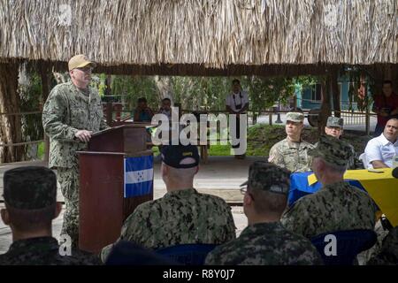 TRUJILLO, Honduras (31. 7, 2018) - Kapitän William Shafley, kommandierender Offizier, Task Force 49, liefert Erläuterungen während der Zeremonie an einem der beiden medizinischen Websites statt. Die Eröffnung ist der Auftakt zu fünf Tage der medizinischen Behandlung in Honduras. Das Hospitalschiff USNS Comfort (T-AH20) ist auf einer 11-Woche medizinische Unterstützung Mission in Zentral- und Südamerika als Teil des US Southern Command's Enduring Promise Initiative. Arbeiten mit Gesundheit und Regierung Partner in Ecuador, Peru, Kolumbien und Honduras, die EINGESCHIFFTEN medizinisches Team kümmert sich an Bord und an Land-basierte medizinische Stockfoto