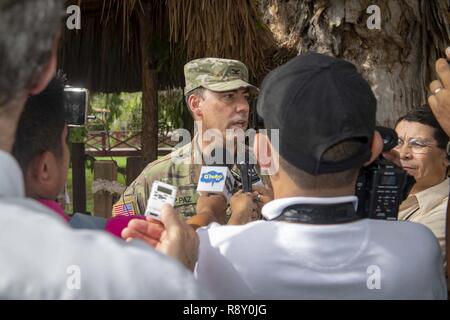 TRUJILLO, Honduras (31. 7, 2018) - U.S. Army Oberst Hector Paz III, Senior Verteidigung offizielle und Defence Attaché für die US-Botschaft in Honduras, spricht mit lokalen Medien während der Zeremonie an einem der beiden medizinischen Websites statt. Die Eröffnung ist der Auftakt zu fünf Tage der medizinischen Behandlung in Honduras. Das Hospitalschiff USNS Comfort (T-AH20) ist auf einer 11-Woche medizinische Unterstützung Mission in Zentral- und Südamerika als Teil des US Southern Command's Enduring Promise Initiative. Arbeiten mit Gesundheit und Regierung Partner in Ecuador, Peru, Kolumbien und Honduras, die eingeschifften Medizinische te Stockfoto