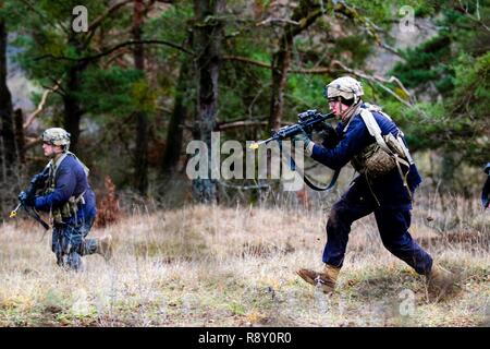 Mitglieder der gegnerischen Kräfte, die im Rahmen der 7. Armee den Befehl, Rush eine sichere Position während einer simulierten Angriff als Teil der Übung kombinierte Lösung XI zu nehmen CBRXI gibt der US-Army's Regional zugeteilten Kräfte in Europa die Möglichkeit, eine Combat Training Center Rotation mit einer gemeinsamen, multinationalen Umfeld, ihre Integration in die US-Army Europe Operationen auszuführen. Stockfoto