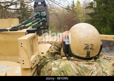 Staff Sgt. Andrew Trevino mit 2Nd Battalion, 5th Cavalry Regiment, 1st Armored Brigade Combat Team, 1.Kavallerie Division, Scans seine Sektoren der Brand in der gunner Revolver eines M3 Bradley Fighting Fahrzeug während der Übung kombinierte Lösung XI, Dez. 7, 2018 Hohenfels, Deutschland. CBRXI Übung gibt der US-Army's Regional zugeteilten Kräfte in Europa die Möglichkeit, eine Combat Training Center Rotation mit einer gemeinsamen, multinationalen Umfeld, ihre Integration in die US-Army Europe Operationen auszuführen. Stockfoto