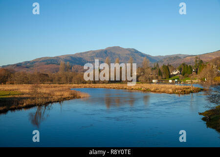 Blick über den Fluss Teith zu Ben Ledi von Callander Schottland Stockfoto