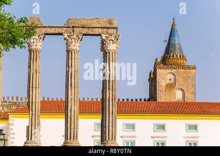 Portugal, Alentejo, Evora, UNESCO-Weltkulturerbe, römische Tempel von Evora oder Diana Tempel des zweiten Jahrhunderts und einer der Türme der Kathedrale Stockfoto