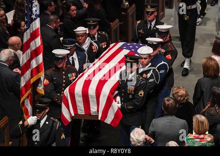 Us-Mitglieder tragen die Überreste von George H. W. Bush die Insel in Saint Martin's Episcopal Church in Houston, Texas, Dez. 6, 2018. Fast 4.000 militärische und zivile Personal aus über alle Niederlassungen der US-Streitkräfte, zeremonielle Unterstützung bei der Beerdigung von George H. W. Bush, der 41. Präsident der Vereinigten Staaten. Stockfoto