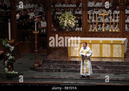 Ein Reverend führt ein Gebet während der Trauerfeier für George H. W. Bush bei Saint Martin's Episcopal Church in Houston, Texas, Dez. 6, 2018. Fast 4.000 militärische und zivile Personal aus über alle Niederlassungen der US-Streitkräfte, zeremonielle Unterstützung bei der Beerdigung von George H. W. Bush, der 41. Präsident der Vereinigten Staaten. Stockfoto