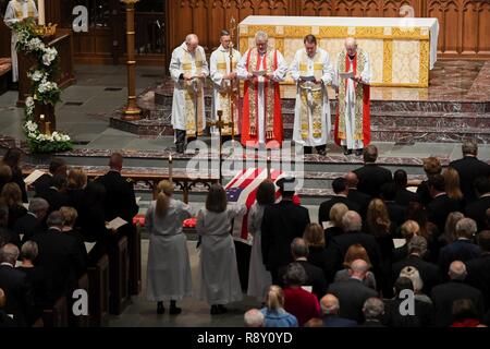 Eine Trauerfeier ist zu Ehren von George H. W. Bush bei Saint Martin's Episcopal Church in Houston, Texas, Dez. 6, 2018 statt. Fast 4.000 militärische und zivile Personal aus über alle Niederlassungen der US-Streitkräfte, zeremonielle Unterstützung bei der Beerdigung von George H. W. Bush, der 41. Präsident der Vereinigten Staaten. Stockfoto