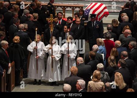 Eine Trauerfeier ist zu Ehren von George H. W. Bush bei Saint Martin's Episcopal Church in Houston, Texas, Dez. 6, 2018 statt. Fast 4.000 militärische und zivile Personal aus über alle Niederlassungen der US-Streitkräfte, zeremonielle Unterstützung bei der Beerdigung von George H. W. Bush, der 41. Präsident der Vereinigten Staaten. Stockfoto