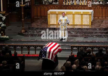 Ein Reverend führt ein Gebet während der Trauerfeier für George H. W. Bush bei Saint Martin's Episcopal Church in Houston, Texas, Dez. 6, 2018. Fast 4.000 militärische und zivile Personal aus über alle Niederlassungen der US-Streitkräfte, zeremonielle Unterstützung bei der Beerdigung von George H. W. Bush, der 41. Präsident der Vereinigten Staaten. Stockfoto