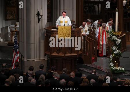 Ein Reverend führt ein Gebet während der Trauerfeier für George H. W. Bush bei Saint Martin's Episcopal Church in Houston, Texas, Dez. 6, 2018. Fast 4.000 militärische und zivile Personal aus über alle Niederlassungen der US-Streitkräfte, zeremonielle Unterstützung bei der Beerdigung von George H. W. Bush, der 41. Präsident der Vereinigten Staaten. Stockfoto