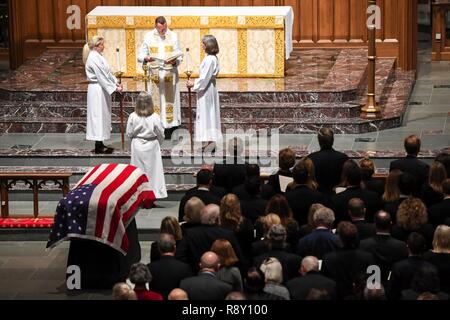 Eine Trauerfeier ist zu Ehren von George H. W. Bush bei Saint Martin's Episcopal Church in Houston, Texas, Dez. 6, 2018 statt. Fast 4.000 militärische und zivile Personal aus über alle Niederlassungen der US-Streitkräfte, zeremonielle Unterstützung bei der Beerdigung von George H. W. Bush, der 41. Präsident der Vereinigten Staaten. Stockfoto