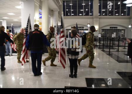 Etwa 50 Soldaten aus der South Carolina Army National Guard, 678Th Air Defense Artillery Brigade zurück zur Startseite zu den Flughäfen über dem Zustand Dez. 8, 2018, von einem 9-monatigen Einsatz in Deutschland zur Unterstützung der Air Defence Operations für die 10 Army Air Missile Defense Command und US Army Europe (USAREUR). Während eingesetzt, die Einheit war verantwortlich für die Einrichtung des ersten air defence Brigade im europäischen Theater seit den Stand des kalten Krieges. USAREUR Kräfte dienen eine wichtige Rolle bei der Durchsetzung der US-Interessen und ein sichtbares Symbol der US-Engagement für das Europäische bieten Stockfoto