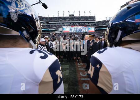 Präsident Donald J. Trumpf bereitet zu leiten, um die Münze vor der Armee Marine Spiel 2018 in Philadelphia, Pennsylvania, Dez. 8, 2018 werfen. Das US-Militär Akademie Kadetten von West Point gewann 17-10. Stockfoto
