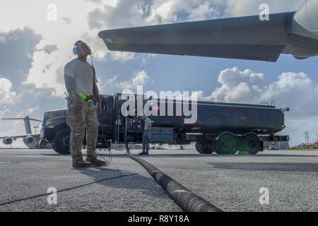 Staff Sgt. Christopher Canto, 374 Aircraft Maintenance Squadron flying Crew Chief, kommuniziert mit dem Rest seiner Mannschaft an Bord einer C-130J Super Hercules über Radio während der tankvorgang in Betrieb Weihnachten Drop 2018 bei Andersen Air Force Base, Guam, Dez. 9, 2018. OCD dient als Plattform für die US Air Force und ihre Partner besser Zug für humanitäre Hilfe und Katastrophenhilfe durch die Verwendung von kostengünstigen, Low-Altitude fallschirmabwürfen auf unsurveyed drop Zonen im gesamten Pazifikraum. Stockfoto