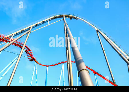 Salou, Katalonien/Spanien - 24. April 2018: Freizeitpark Port Aventura. Eine der größten unterhaltsam Park in Europa. Die Ansicht von unten auf einer Walze co Stockfoto