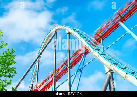 Salou, Katalonien/Spanien - 24. April 2018: Freizeitpark Port Aventura. Eine der größten unterhaltsam Park in Europa. Die Ansicht von unten auf einer Walze co Stockfoto