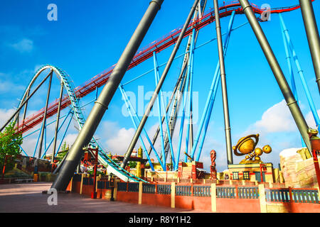 Salou, Katalonien/Spanien - 24. April 2018: Freizeitpark Port Aventura. Eine der größten unterhaltsam Park in Europa. Die Ansicht von unten auf einer Walze co Stockfoto