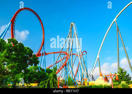 Salou, Katalonien/Spanien - 24. April 2018: Freizeitpark Port Aventura. Eine der größten unterhaltsam Park in Europa. Die Ansicht von unten auf einer Walze co Stockfoto