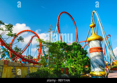 Salou, Katalonien/Spanien - 24. April 2018: Freizeitpark Port Aventura. Eine der größten unterhaltsam Park in Europa. Die Ansicht von unten auf einer Walze co Stockfoto