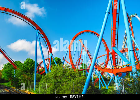 Salou, Katalonien/Spanien - 24. April 2018: Freizeitpark Port Aventura. Eine der größten unterhaltsam Park in Europa. Die Ansicht von unten auf einer Walze co Stockfoto