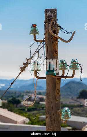 Alte Stromleitungen auf eine hölzerne Stange, power line Spalte, verlassenen Pole, Vintage hölzerne Stange Stockfoto