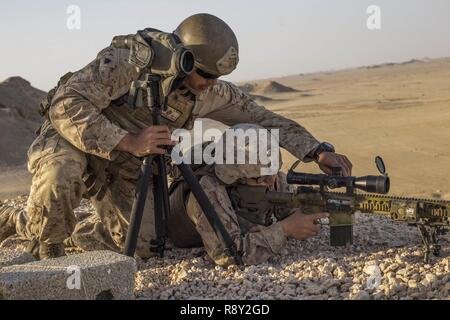 RABKUT, Oman (Feb. 19,2017) US Marine Sgt. Benjamin Westmoreland, ein Scout Sniper mit Waffen Firma, Bataillon Landung Team 1 Mrd., 4 Marines, 11 Marine Expeditionary Unit (MEU), passt die Höhe Knopf ist eine Optik für ein weiteres Marine bereitet eine halbautomatische Sniper M110 System während einer Reihe vor Beginn der Übung Meer Soldat an Rabkut, Oman, 24.02.19 zu schießen. Während der Übung, der Scout Sniper shot live - Feuer auf mehrere bekannte und unbekannte Entfernungsbereichen, halten ihre Treffsicherheit Fähigkeiten scharf. Meer Soldat 2017 ist eine jährliche bilaterale Übung mit dem Ro durchgeführt Stockfoto