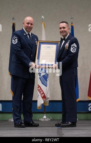 Master Sgt. Aaron W. Vanallen, First Sergeant für die 123 Gruppe wurde als der erste Sergeant des Jahres von Chief Master Sgt. Ray Dawson, der 123 Wing command Chief, der Soldat und der Flieger des Jahres Bankett im Kentucky weit und Exposition Center, Louisville, Ky. Am 4. März 2017. Die Gewinner wurden für ihre Führung und Leistung in ihrer primären Aufgaben ausgewählt, Hingabe, sich selbst zu verbessern, und die Basisstation und die Einbeziehung der Gemeinschaft. Stockfoto