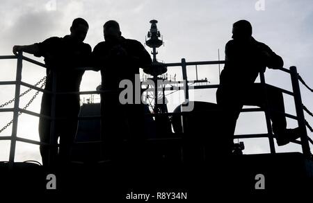 Pazifik (Feb. 26, 2017) Segler stehen auf dem Achterdeck Raketen Deck der Ticonderoga-Klasse geführte-missile Cruiser USS Lake Champlain (CG57) während einer Stahl Picknick am Strand. Lake Champlain ist in regelmäßigen Western Pacific Bereitstellung mit der Carl Vinson Carrier Strike Group als Teil der US-Pazifikflotte-Initiative die Befehls- und Steuerfunktionen der USA 3 Flotte in der Indo-Asia zu verlängern - Pazifik Region. Navy Flugzeugträger Streik Gruppen haben die Indo-Asia - Pazifik regelmäßig und routinemäßig Seit mehr als 70 Jahren patrouillierte. Stockfoto