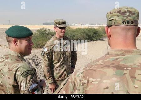 Britische Armee Warrant Officer zwei Bryan Tullett (links), mit der britischen Militärmission, erläutert den Hindernisparcours mit US Army 1st Lieutenant Nicholas Adams (Mitte), ein Ingenieur Offizier mit der 368 Ingenieur Bataillon zu navigieren, und US-Army Staff Sgt. Jakob Byrge (rechts), der Partnerschaft Unteroffizier in der Gebühr für die 368 Engineer Battalion, 1. März 2017, an der Landstreitkräfte Institut, Kuwait. Mitglieder der 207 Ingenieur Firma, von der Kentucky National Guard, zusammen mit einem kleinen Element der Kuwait, Britischen, libanesische und Bangladesch Armeen, die in der f teilgenommen Stockfoto