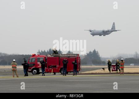 Der erste Super C-130J Hercules auf US Pacific Air Kräfte zugewiesen werden bei Yokota Air Base, Japan, März 6, 2017 eintrifft. Die C-130 Js wird verwendet, um kritische Friedenssicherung und Blindbewerbungen im gesamten Indo-Asia Pacific Region zu unterstützen, einschließlich Fracht Anlieferung, Troop Transport, airdrop und aeromedical Missionen. Stockfoto