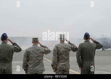 Base Führung begrüssen die ersten C-130J Super Hercules bei Yokota Air Base, Japan, März 6, 2017 auf US Pacific Air Kräfte zugewiesen werden. Die C-130 Js wird verwendet, um kritische Friedenssicherung und Blindbewerbungen im gesamten Indo-Asia Pacific Region zu unterstützen, einschließlich Fracht Anlieferung, Troop Transport, airdrop und aeromedical Missionen. Stockfoto