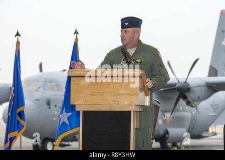 Oberst Kenneth Moos, 374 Airlift Wing Commander, gibt Schlusswort während einer Feierstunde hat die Ankunft der ersten C-130J Super Hercules Yokota Air Base, Japan, März 6, 2017 zugewiesen zu feiern. Die C-130 Js wird verwendet, um kritische Friedenssicherung und Blindbewerbungen im gesamten Indo-Asia Pacific Region zu unterstützen, einschließlich Fracht Anlieferung, Troop Transport, airdrop und aeromedical Missionen. Stockfoto