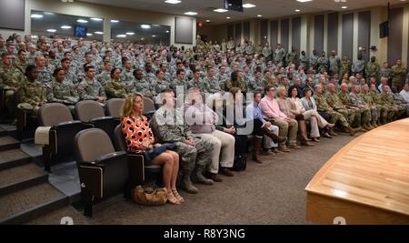 Soldaten, die in den1-151 st Angriff Reconnaissance Battalion, 59th Aviation Truppe den Befehl, South Carolina National Guard drei gefallenen Soldaten mit einer Plakette Einweihung an der Multi Unit Readiness Center auf McEntire Joint National Guard Base in Eastover, South Carolina, 5. März 2017 geehrt. Chief Warrant Officer 4 Patrick Leach, 1 Lt Andrew Shields, und Kapitän Jonathan Shively wurden jeweils für ihren engagierten Einsatz und für die Zahlung der ultimative Opfer entweder während bereitgestellt oder während der Mobilisierung Ausbildung anerkannt. Familie Mitglieder für jeden Soldaten waren anwesend. Die Plaketten w Stockfoto