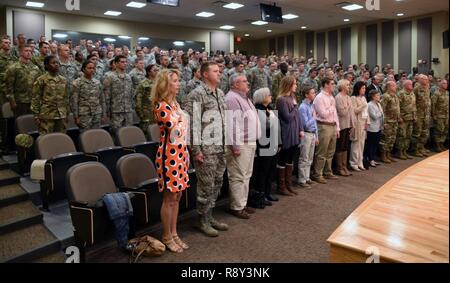 Soldaten, die in den1-151 st Angriff Reconnaissance Battalion, 59th Aviation Truppe den Befehl, South Carolina National Guard drei gefallenen Soldaten mit einer Plakette Einweihung an der Multi Unit Readiness Center auf McEntire Joint National Guard Base in Eastover, South Carolina, 5. März 2017 geehrt. Chief Warrant Officer 4 Patrick Leach, 1 Lt Andrew Shields, und Kapitän Jonathan Shively wurden jeweils für ihren engagierten Einsatz und für die Zahlung der ultimative Opfer entweder während bereitgestellt oder während der Mobilisierung Ausbildung anerkannt. Familie Mitglieder für jeden Soldaten waren anwesend. Die Plaketten w Stockfoto