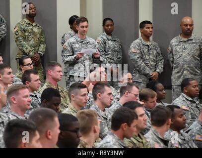 Ein Soldat aus der Masse beschreibt eine Armee Wert und wie jeder gefallene Soldat memorialized werden diese Werte während der feierstunde eine Plakette an der Multi Unit Readiness Center auf McEntire Joint National Guard Base in Eastover, South Carolina, 5. März 2017 verkörpert. Chief Warrant Officer 4 Patrick Leach, 1 Lt Andrew Shields, und Kapitän Jonathan Shively wurden jeweils für ihren engagierten Einsatz und für die Zahlung der ultimative Opfer entweder während bereitgestellt oder während der Mobilisierung Ausbildung anerkannt. Familie Mitglieder für jeden Soldaten waren anwesend. Die Plaketten werden an der Wand der Held hängen Stockfoto