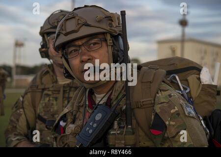 Us Air Force Maj. Noel Garcia, 1 Special Operations Support Squadron Flug Chirurg, wartet auf ein U.S. Army UH-60L Black Hawk bei Hurlburt Field, Fla.,, 4. März 2017 während der Emerald Krieger 17 zu landen. Emerald Krieger ist ein US Special Operations Command Übung während der Joint Special Operations Forces Zug zu verschiedenen Bedrohungen im gesamten Spektrum der Konflikt zu reagieren. Stockfoto