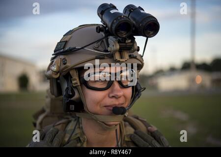 Us Air Force Tech. Sgt. Renee Snavely, 1 Special Operations Support Squadron unabhängige Pflicht, Medizintechnik, wartet auf ein U.S. Army UH-60L Black Hawk bei Hurlburt Field, Fla.,, 4. März 2017 während der Emerald Krieger 17 zu landen. Emerald Krieger ist ein US Special Operations Command Übung während der Joint Special Operations Forces Zug zu verschiedenen Bedrohungen im gesamten Spektrum der Konflikt zu reagieren. Stockfoto