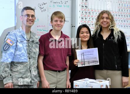 Kapitän Brent Vance, diese Jahre' Stammzellen Koordinator für die Walla Walla Bezirk von der US-Armee Korps der Ingenieure, Geschenke Auszeichnungen zu Walla Walla Valley Academy High School Schüler Jia Willard, Brandin Grabner, und Tabitha Jenkins für ihre zahnstocher und Popsicle Stick Brücken. Der Walla Walla Bezirk förderte das "Brücken zu unserer Zukunft "Ingenieur Woche Engineering und Design Wettbewerb, und Corps Mitarbeiter freiwillig an Walla Walla Valley Academy High School, Walla Walla, Washington. Stockfoto