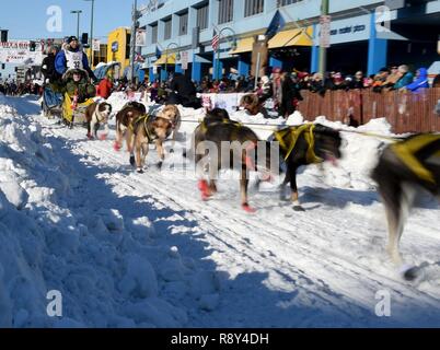 Dem zeremoniellen Start auf der 45. jährlichen Iditarod Trail Sled Dog Race war gehostet bei Anchorage, Alaska, 4. März 2017. Für 11 Meilen, mehr als 1.150 Hunde zog 72 Musher für den Tag laufen zu Campbell Airstrip. Stockfoto