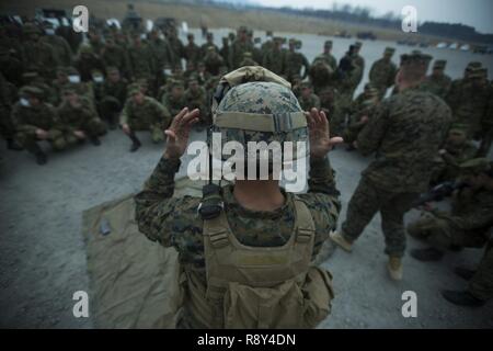 Us Marine Lance Cpl. Joshua Acevedo, ein Rifleman, bereitet zu demonstrieren, der Einsatz von nachtsichtbrillen auf japanischen Boden Verteidigung-kraft Soldaten an Somagahara, Japan, 6. März 2017. Wald Licht soll die Bereitschaft und die Interoperabilität der JGSDF und freuen uns pflegen - eingesetzt US Marine Corps forces eine effektive und schnelle Antwort auf jeden Fall in der Region zu gewährleisten. Acevedo, aus Kissimmee, Florida, zu Unternehmen G angebracht ist, 2.BATAILLON, 3. Marine Regiment, 3rd Marine Division, III Marine Expeditionary Force. Stockfoto