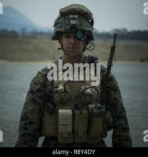 Us Marine Lance Cpl. Joshua Acevedo, ein Rifleman, bereitet zu demonstrieren, der Einsatz von nachtsichtbrillen auf japanischen Boden Verteidigung-kraft Soldaten an Somagahara, Japan, 6. März 2017. Wald Licht soll die Bereitschaft und die Interoperabilität der JGSDF und freuen uns pflegen - eingesetzt US Marine Corps forces eine effektive und schnelle Antwort auf jeden Fall in der Region zu gewährleisten. Acevedo, aus Kissimmee, Florida, zu Unternehmen G angebracht ist, 2.BATAILLON, 3. Marine Regiment, 3rd Marine Division, III Marine Expeditionary Force. Stockfoto