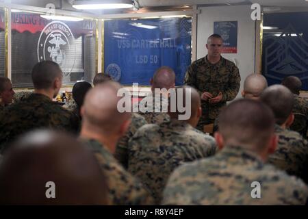 Atlantischer Ozean (06. März 2017) Marine Corps 1. Sgt. Carl J. Jacobsen, zur 24 Marine Expeditionary Unit, führt Lance Unteroffiziere bei der Einführung Teil der Lance Corporal Führung und Ethik Seminar Training auf das Chaos Decks an Bord der Amphibischen dock Landung Schiff USS Carter Hall (LSD 50). Das Training sollte die Ethik und Leadership Training zu Marines vor dem werden nicht-Offiziere in Auftrag zu geben. Carter Hall ist mit dem Bataan amphibischen Bereitschaft Gruppe implementiert Maritime Security Operations und Theater Sicherheit Zusammenarbeit in Europa zu unterstützen, und Stockfoto