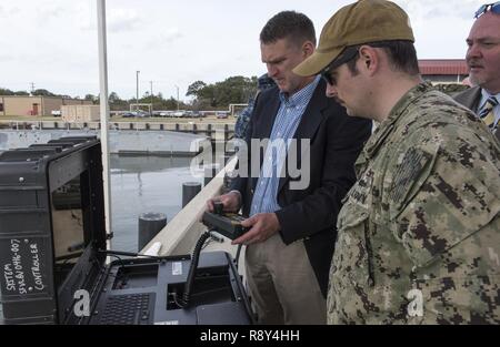 VIRGINIA BEACH, Virginia (Feb. 28, 2017) Sonar Techniker (Oberfläche) 2. Klasse Jake Watkins, auf Mobile Tauchen und Bergung (MDSU) 2 Bereich Suche Platoon, hilft ein leitender Angestellter von Naval Sea Systems Command Pilot eine Seabotix remote Fahrzeug während einer Expeditionary Mine betrieben Gegenmaßnahmen statische Anzeige auf gemeinsame Expeditionary Base Little Creek zugeordnet. MDSU 2, die nur die Ostküste mobile Tauchen und retten, ist in gemeinsamen Expeditionary Base wenig Creek-Fort Geschichte gehabt. Stockfoto