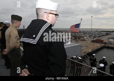 NORFOLK, Virginia (Mar. 01, 2017) - Matrosen und Marines, die derzeit mit dem Amphibisches Schiff USS Bataan (LL 5) zugeordnet, die Schienen auf dem Flugdeck Mann. Bataan fährt Naval Station Norfolk als Teil der Bataan Amphibious Ready Gruppe (BAT ARG) Einsatz zur Unterstuetzung der Maritime Security Operations und Theater Sicherheit Zusammenarbeit in Europa und im Nahen Osten. BAT ARG umfasst auch Commander, Amphibischen Squadron 8, USS Mesa Verde LPD (19), USS Carter Hall (LSD 50), und der 24 Marine Expeditionary Unit. Stockfoto