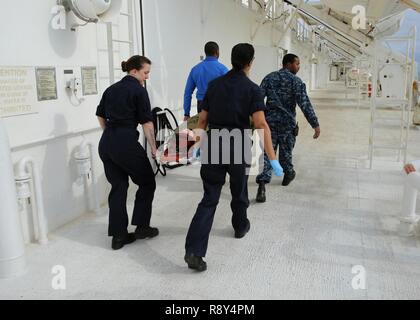 Atlantik (Feb. 22, 2017) Segler während einer Messe Unfallversicherung bohren Zugeordnet das Hospitalschiff USNS Comfort (T-AH 20) Verkehrsmittel einen simulierten Unfall. Der Komfort unterwegs war Teil des 2017 Comfort Übung (COMFEX). Die Übung ist eine vierteljährliche Schulungen Batterie ausgelegt das medizinische Personal, Support und des öffentlichen Dienstes Seeleute, die an Bord des Schiffes in ihren Pflichten kompetent bedienen zu halten. Komfort bietet ein schwimmendes, mobile, akuten chirurgischen medizinische Einrichtung, wenn man an das US-Militär bezeichnet und im Krankenhaus USA der Katastrophenhilfe und der humanitären Maßnahmen zu unterstützen worl Stockfoto