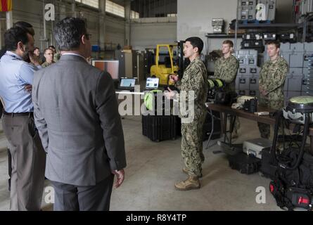 VIRGINIA BEACH, Virginia (Feb. 28, 2017) Leutnant Larry Salazar, für die Beseitigung von Explosivstoffen Mobile Einheit (EODMU) 6 zugeordnet spricht mit leitenden Verantwortlichen aus dem Naval Sea Systems Command über die Fähigkeiten von den Fähigkeiten eines EOD Mine Gegenmaßnahmen Platoon während einer Expeditionary Mine Gegenmaßnahmen statische Anzeige auf gemeinsame Expeditionary Base Little Creek. EODMU 6 bietet eine glaubwürdige, combat ready EOD Kräfte in der Lage, überall und jederzeit bereitstellen zur Unterstützung der nationalen Interessen. Stockfoto