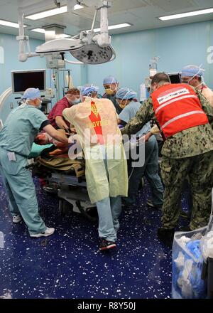 Atlantik (Feb. 22, 2017) Navy medizinische Fachleute, die Hospital Ship USNS Comfort (T-AH 20) Vorbereitung einer Notoperation auf einem simulierten Unfall während einer Messe Unfallversicherung bohren durchzuführen. Der Komfort unterwegs war Teil des 2017 Comfort Übung (COMFEX). Die Übung ist eine vierteljährliche Schulungen Batterie ausgelegt das medizinische Personal, Support und des öffentlichen Dienstes Seeleute, die an Bord des Schiffes in ihren Pflichten kompetent bedienen zu halten. Komfort bietet ein schwimmendes, mobile, akuten chirurgischen medizinische Einrichtung, wenn man an das US-Militär bezeichnet und im Krankenhaus in den USA zu unterstützen. Stockfoto