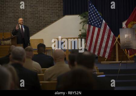 Pensionierte US Marine Corps Master Sgt. Calvin Lucado gibt Erläuterungen während einer Trauerfeier für US Marine Corps Staff Sgt. Joshua C. Stein, an Joint Base Anacostia-Bolling, Washington, D.C., 24.02.2017. Stein verstorben Feb 6, 2017, mit 15 Jahren in der Marine Corps serviert. Stockfoto