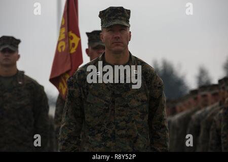 Us Marine Corps Kapitän Gerald Noe steht an Aufmerksamkeit während der Eröffnungsfeier für übung Wald Licht bei Somagahara, Japan, 6. März 2017. Wald Licht soll die Bereitschaft und die Interoperabilität der japanischen Boden Selbstverteidigungsstreitkräfte zu pflegen und eingesetzten US-Marines eine effektive und schnelle Antwort auf jeden Fall in der Region zu gewährleisten. Noe ist der kommandierende Offizier für die Firma G, 2 Bataillon, 3 Marines und ist ein Huntington Beach, Kalifornien. Stockfoto