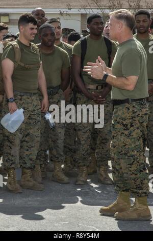 Us Marine Corps Colonel Chandler S. Seagraves, rechts, kommandierender Offizier, Sitz und Unterstützung Bataillon, Marine Corps Base Camp Lejeune, gibt seine Erläuterungen nach dem Cup ist eine vierteljährliche Commander, Stein Bay Bereich Komplexe, Camp Lejeune, Feb 23, 2017. Der Commander Cup wird vierteljährlich statt Kameradschaft und Zusammenhalt aufzubauen. Stockfoto