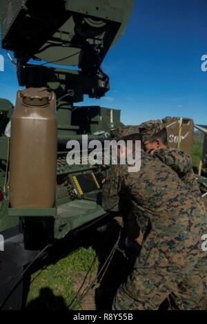 Cpl. Edward Cho (rechts) und Lance Cpl. Jakob Nowlin, Radio Betreiber mit 9 Kommunikation Bataillon, ich Marine Expeditionary Force Headquarters Group, Check internet Funktionen während der Kommunikation Übung 1-17 bei Marine Corps Base Camp Pendleton, Calif., 2. März 2017. Die übung war eine zweiwöchige Veranstaltung, die Marines Chancen für reale Operationen rund um den Globus vorzubereiten. Stockfoto